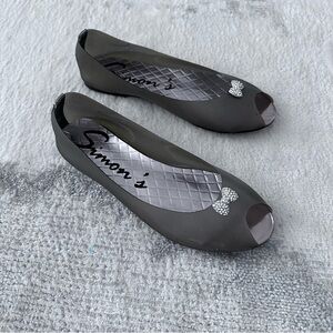 Simons Women Gray Peep-Toe Flat Size 6